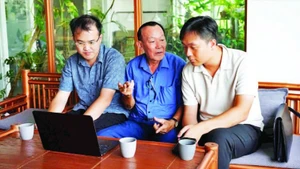 Nhóm kỹ sư trẻ học hỏi, trao đổi kỹ thuật nông nghiệp với Phó Giáo sư, Tiến sĩ Phạm Tiến Dinh - Viện Nông nghiệp Việt Nam.
