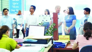 Đoàn Kiểm tra công vụ tỉnh Đắk Nông kiểm tra đột xuất trong giờ làm việc tại điểm một cửa ở các địa phương, qua đó kịp thời khắc phục những hạn chế trong công tác CCHC.