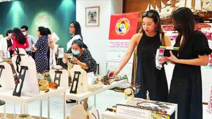 Doanh nghiệp Thành phố Hồ Chí Minh trưng bày sản phẩm tại Showroom Trung tâm Xúc tiến Thương mại và Đầu tư Thành phố. (Ảnh CAO TÂN)