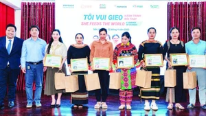 Dự án She Feeds the World vinh danh những phụ nữ ở tỉnh Đắk Lắk đã có nhiều đóng góp tích cực cho sự phát triển cộng đồng.