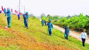 Văn phòng Ban Chỉ huy Phòng, chống thiên tai và Tìm kiếm cứu nạn thành phố Hà Nội phối hợp huyện Ba Vì diễn tập bảo vệ đê điều. (Ảnh KIM NHUỆ)