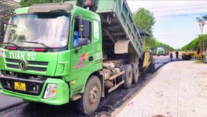 Thuận lợi trong giải phóng mặt bằng tạo điều kiện cho đơn vị thi công đẩy nhanh tiến độ làm đường ở thị trấn Phú Túc trước mùa mưa.