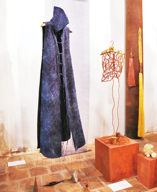 Khu vực trưng bày của bà con người H’Mông ở Pà Cò (Phú Thọ) tại một dự án thời trang của Kilomet109. (Ảnh: KHIẾU MINH) chuyen-hai-nguoi-03.jpg