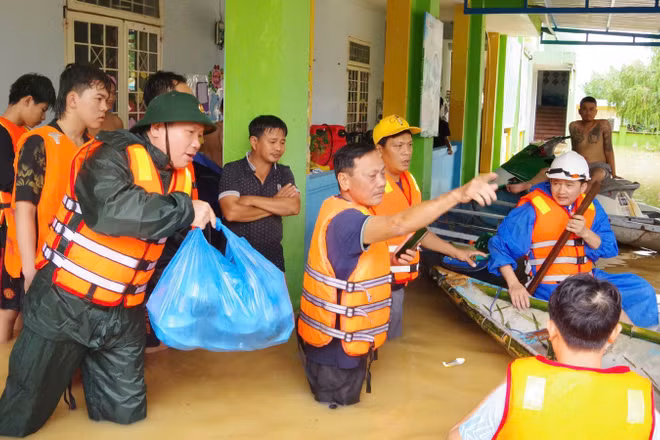 Lữ đoàn thông tin 575 trao những suất cơm đến cho bà con.