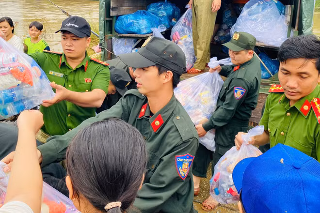 Túi an sinh được trao đến bà con nhân dân.