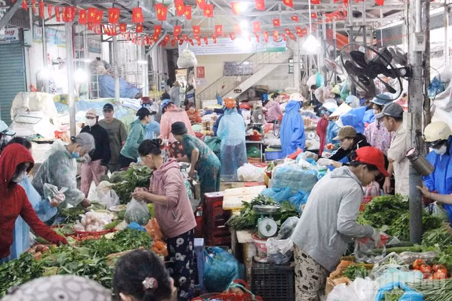 Chợ Đống Đa đông người mua hàng.