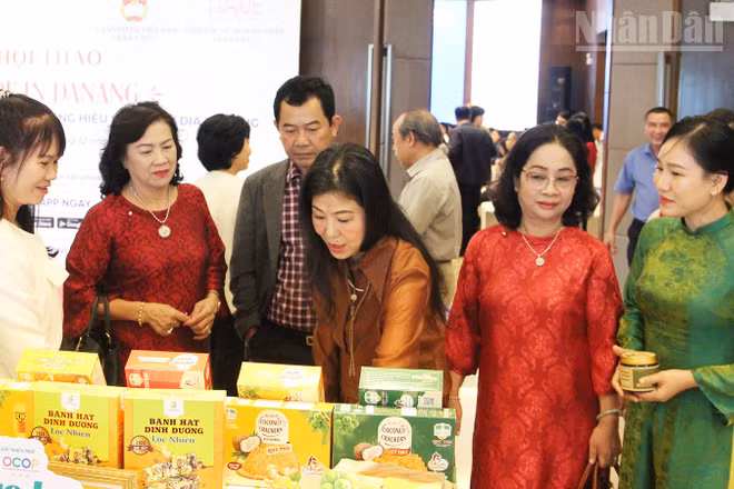 Đại biểu tham quan, tìm hiểu các sản phẩm đặc trưng của thành phố Đà Nẵng.
