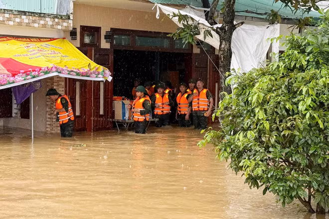 Lực lượng Quân khu kiểm tra thực tế tại thôn Tây An, xã Hoà Vang.