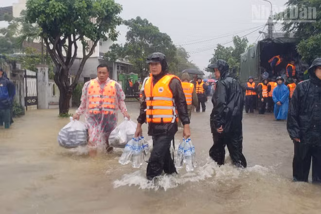Các lực lượng kịp thời vận chuyển lương thực, nước uống cho người dân bị cô lập và bệnh viện (tháng 10/2025).