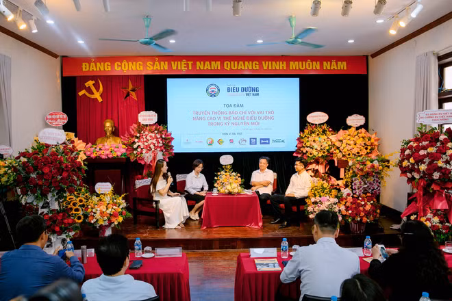 Tọa đàm “Truyền thông báo chí với vai trò nâng cao vị thế nghề điều dưỡng trong kỷ nguyên mới” do Tạp chí Điều dưỡng Việt Nam tổ chức.