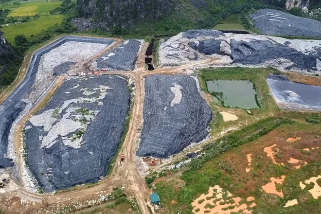 Bãi rác Đông Nam (Thanh Hóa) nhìn từ trên cao.
