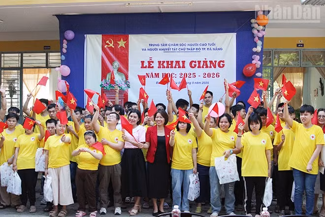 Học viên cùng thầy cô, phụ huynh của Trung tâm tại Lễ khai giảng.