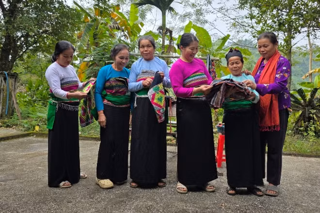 Những phụ nữ gìn giữ nghề thổ cẩm ở xứ Thanh.