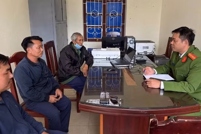 Ông Trần Văn N. (đeo khẩu trang) được Công an xã Thiệu Hóa giải thích thủ đoạn của các đối tượng lừa đảo. 