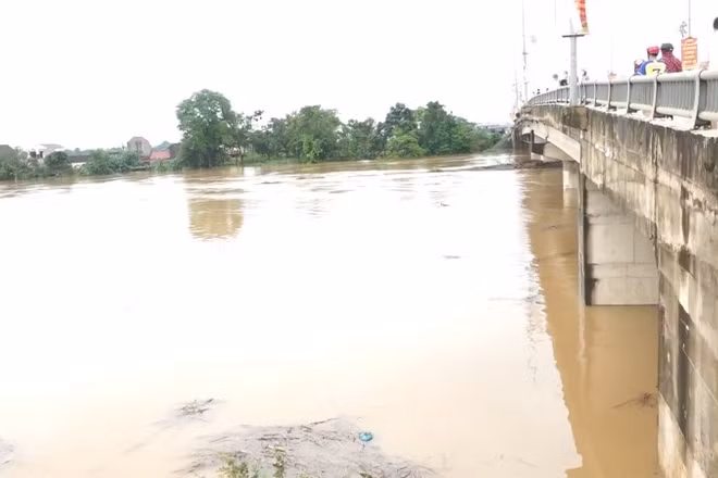 Nước sông Bưởi lên rất cao.