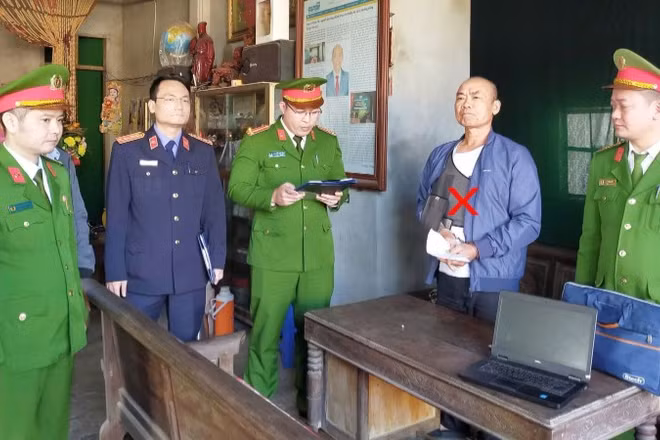 Công an tỉnh Thanh Hóa thi hành lệnh bắt bị can Lê Minh Vũ.