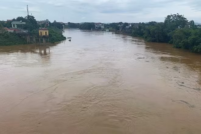 Nước sông Bưởi được nâng lên mức báo động II.