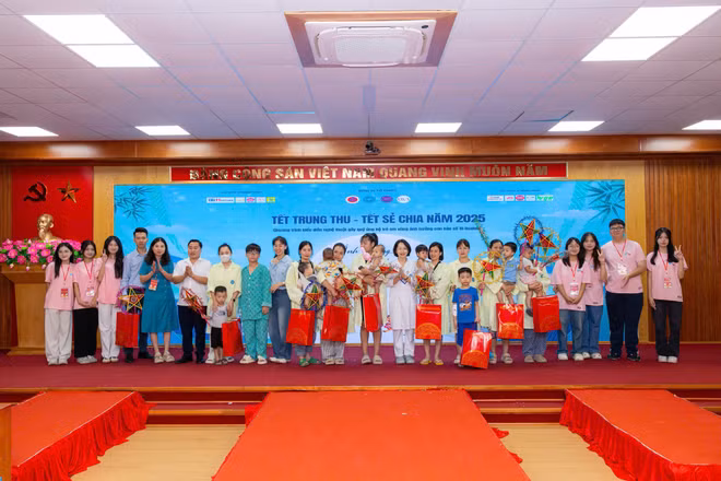 Chương trình năm nay đã trao tặng hơn 2.000 suất quà và 10.000 bánh Trung thu đến trẻ em tại nhiều địa phương.