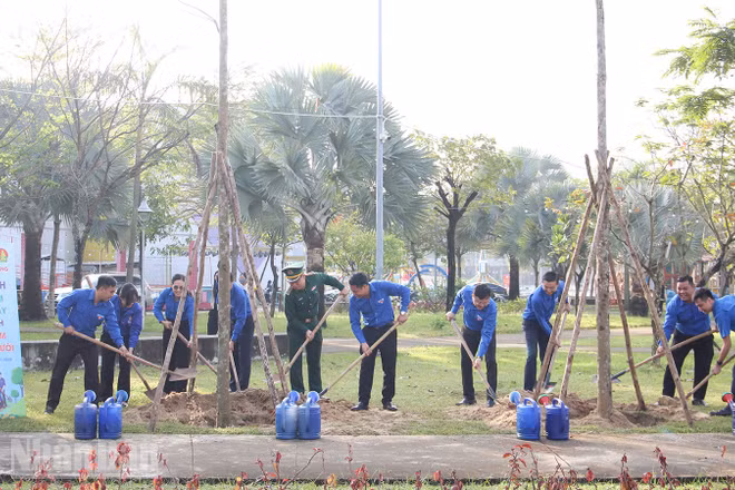 Đại biểu trồng cây hưởng ứng Tết trồng cây “Đời đời nhớ ơn Bác Hồ”.