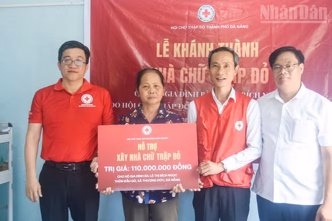Trao tặng nhà Chữ thập đỏ cho hộ đặc biệt khó khăn.