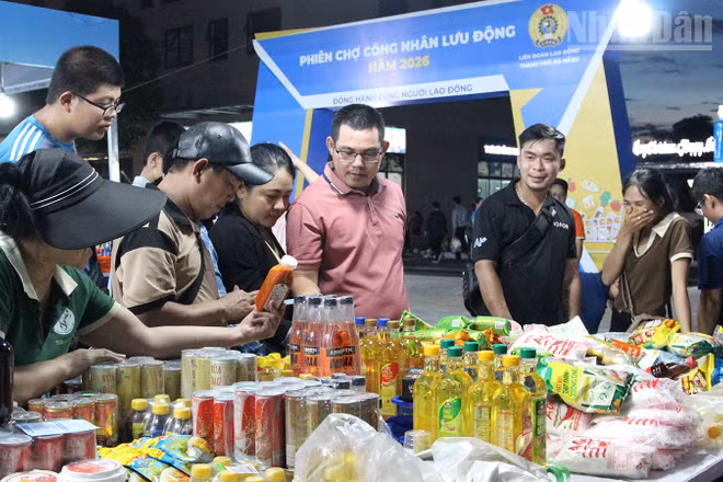 Đoàn viên, người lao động và nhân dân trên địa bàn mua sắm tại phiên chợ.