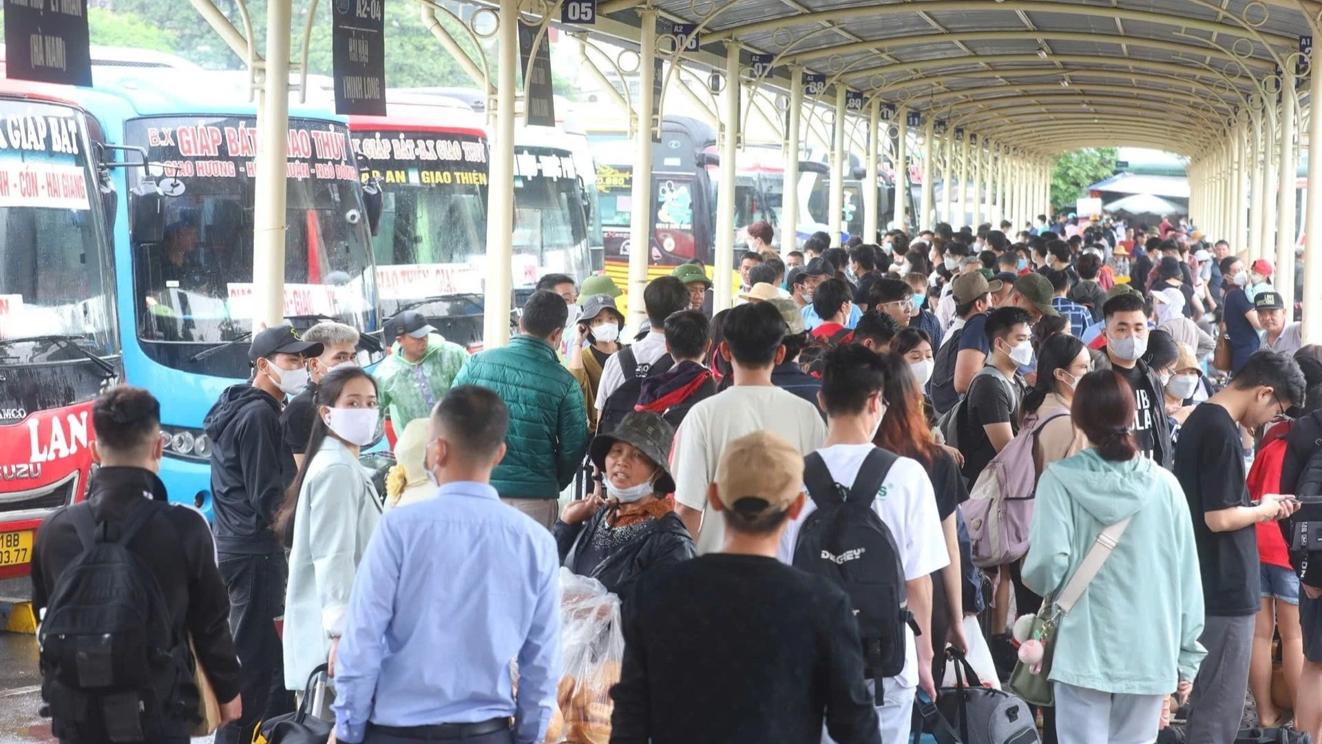 Cao Điểm Du Lịch Dịp Lễ: Vận Tải Tăng Cường, Giá Vé Tăng Nhẹ