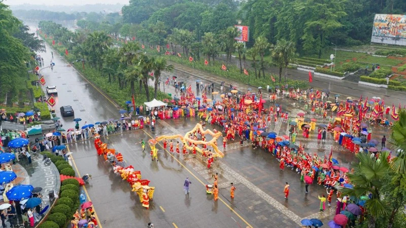 Lễ rước kiệu về Đền Hùng thu hút hàng nghìn du khách