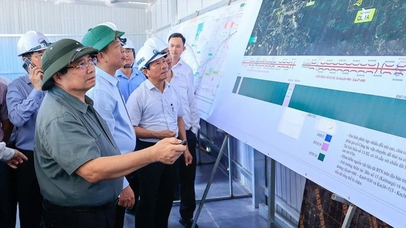 Thủ tướng Phạm Minh Chính kiểm tra, động viên thi công cao tốc Bắc-Nam qua 4 tỉnh miền Trung