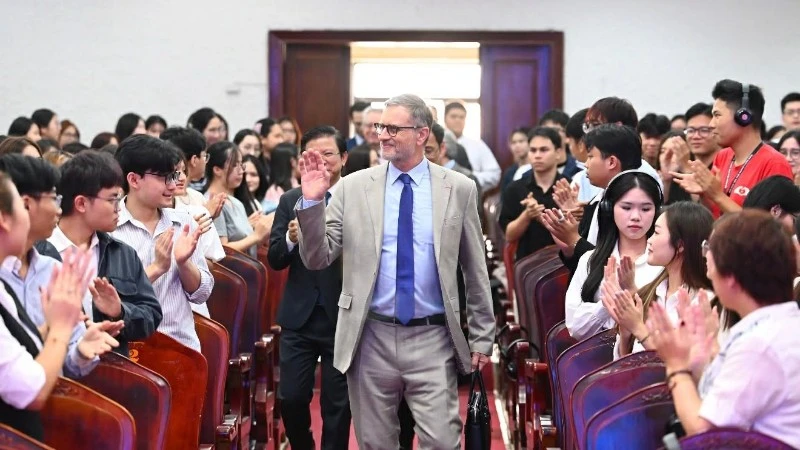 Triển lãm ảnh lịch sử và trao Huân chương Pháp tại Đại học Khoa học Xã hội và Nhân văn