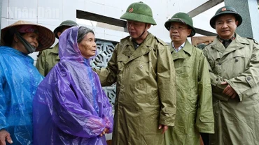 Phó Thủ tướng Trần Hồng Hà thăm hỏi gia đình bà Trần Thị Sách, gia đình chính sách ở xã Lộc Hà.
