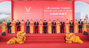 Các đại biểu thực hiện nghi thức cắt băng khánh thành nhà máy.