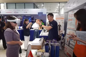 Người dân trải nghiệm sản phẩm công nghệ được trưng bày tại Diễn đàn Data & AI mùa hè năm 2026 tại Trung tâm Khởi nghiệp sáng tạo Thành phố Hồ Chí Minh (SIHUB).