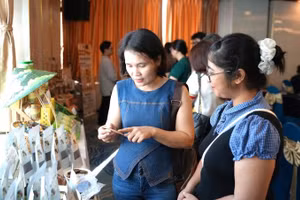 Đại biểu tham quan sản phẩm xanh trưng bày tại hội thảo.