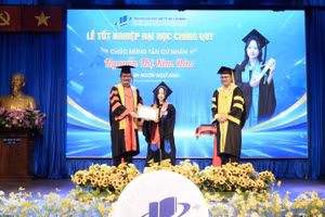 Hiệu trưởng Trường đại học Mở Thành phố Hồ Chí Minh trao bằng tốt nghiệp cho tân cử nhân.