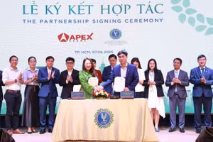 Trường đại học Luật Thành phố Hồ Chí Minh ký kết hợp tác với doanh nghiệp.