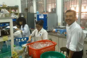 Phó Giáo sư, Tiến sĩ Nguyễn Duy Liêm (bên phải ảnh).