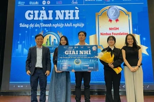 Ban Tổ chức trao giải Nhì cho dự án Nimbus Foundation.