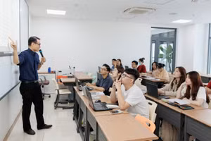Sinh viên UEH trong giờ học tập.