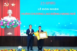 Ông Nguyễn Văn Được, Chủ tịch Ủy ban nhân dân Thành phố Hồ Chí Minh trao Huân chương lao động hạng Nhì cho ông Trần Hữu Dũng (bên phải ảnh).