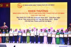 Khen thưởng các cá nhân, tập thể có thành tích xuất sắc trong thực hiện xây dựng xã hội học tập suốt đời.