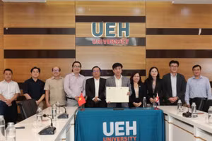 Ký kết hợp tác (MOU) triển khai “Chương trình đào tạo EMI tại Việt Nam”.