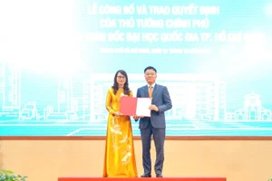 Đồng chí Lê Thành Long, Phó Thủ tướng Chính phủ trao Quyết định bổ nhiệm Giám đốc Đại học Quốc gia Thành phố Hồ Chí Minh cho Giáo sư, Tiến sĩ Nguyễn Thị Thanh Mai
