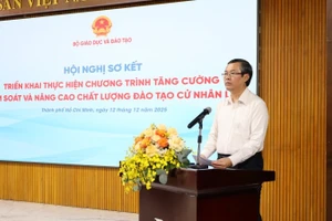 Thứ trưởng Giáo dục và Đào tạo Nguyễn Văn Phúc phát biểu tại hội nghị.