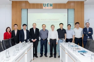 Các đại biểu chụp ảnh lưu niệm tại sự kiện.