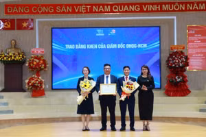 Giám đốc Đại học Quốc gia Thành phố Hồ Chí Minh Nguyễn Thị Thanh Mai (bên phải) tặng bằng khen cho Trường đại học Công nghệ thông tin.