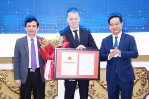 Chủ tịch Ủy ban nhân dân Thành phố Hồ Chí Minh Nguyễn Văn Được (bên phải ảnh) trao Giấy chứng nhận đăng ký đầu tư cho nhà đầu tư.