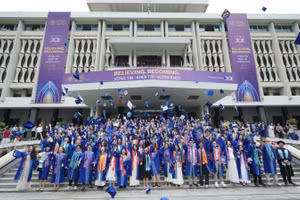Các tân cử nhân chụp ảnh lưu niệm.