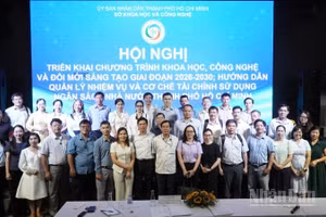Các đại biểu chụp ảnh lưu niệm.