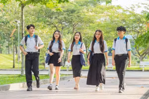 Sinh viên UEL đi dạo trong khuôn viên nhà trường.