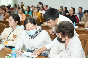 Báo cáo viên hướng dẫn cho các hộ kinh doanh cách tính thuế mới.